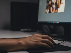 Imagem - Imagens falsas com IA: saiba o que fazer se você for vítima de nudez e adulterações nas redes