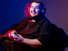 Imagem - Conheça o padre gamer que conquistou a internet: joystick na mão, Bíblia na outra