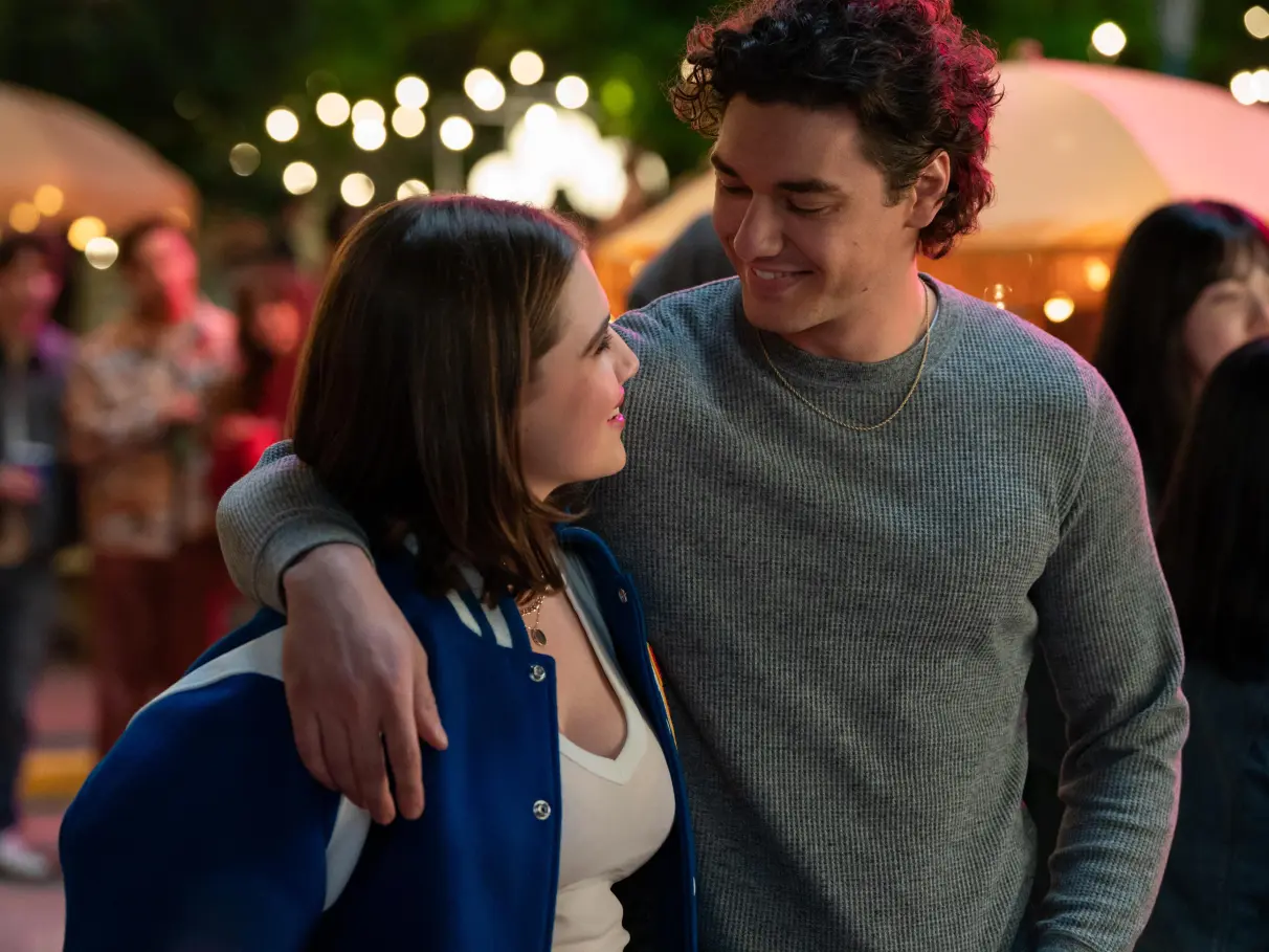 A série Off-campus, baseada em O acordo: amores improváveis, de Elle Kennedy, estreia em 2026 no Prime Video por Divulgação