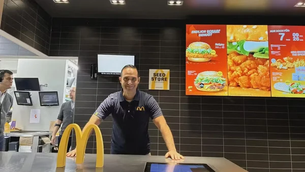 Alexander Nouri, ex-técnico na Bundesliga, agora trabalha no McDonald's