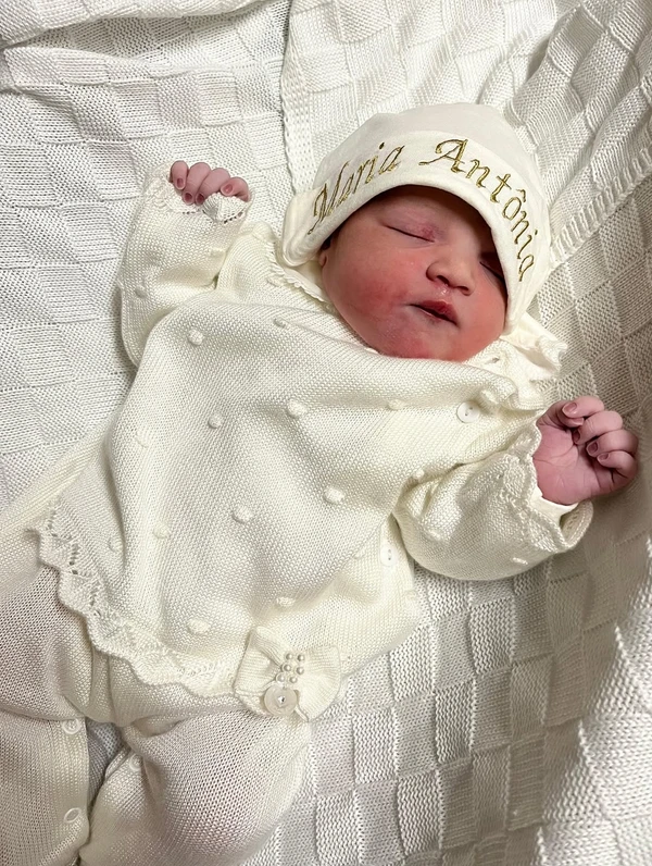 Bebê nasce com dois dentes e viraliza nas redes sociais; veja fotos por Reprodução