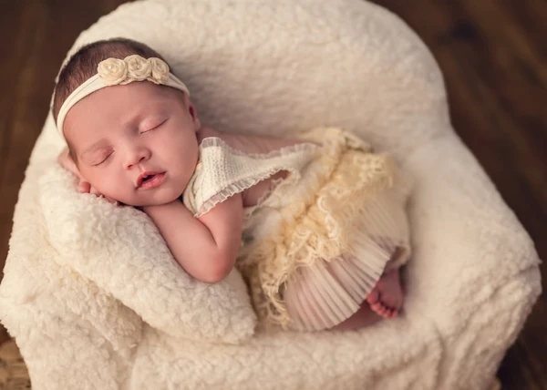 Bebê nasce com dois dentes e viraliza nas redes sociais; veja fotos por Reprodução