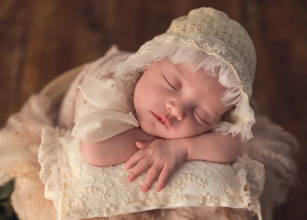 Bebê nasce com dois dentes e viraliza nas redes sociais; veja fotos