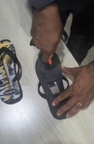 Idosa é flagrada tentando entrar com drogas e eletrônicos escondidos em muleta e chinelo na Cadeia Pública de Salvador por Divulgação