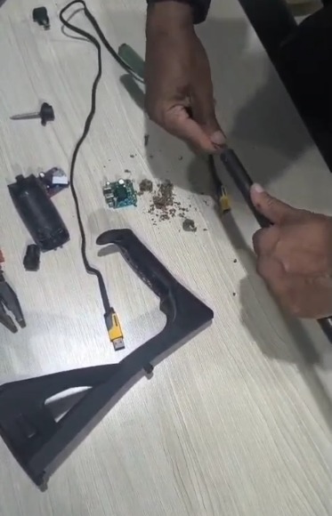 Idosa é flagrada tentando entrar com drogas e eletrônicos escondidos em muleta e chinelo na Cadeia Pública de Salvador por Divulgação