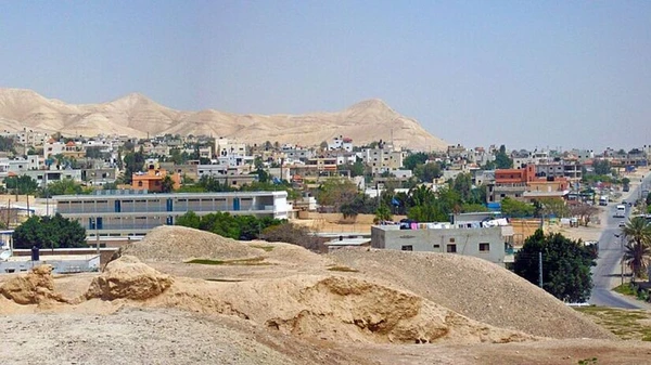 Jericó está inserida no Vale do Rift, uma falha geológica que criou uma depressão única por Daniel Case/Wikimedia Commons