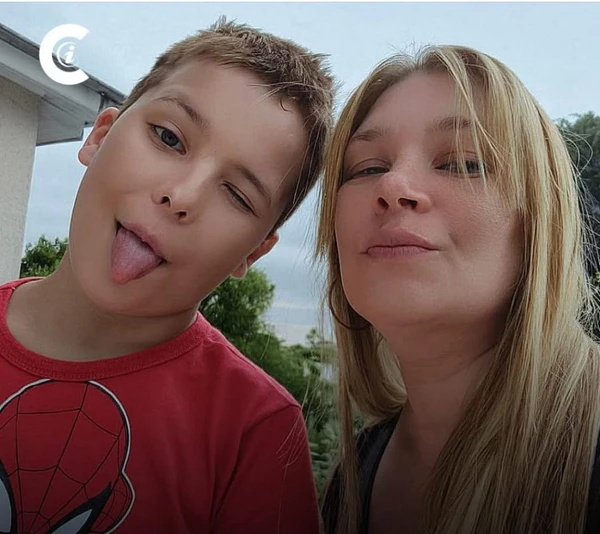 Juliana e o filho Levi por Reproduçao