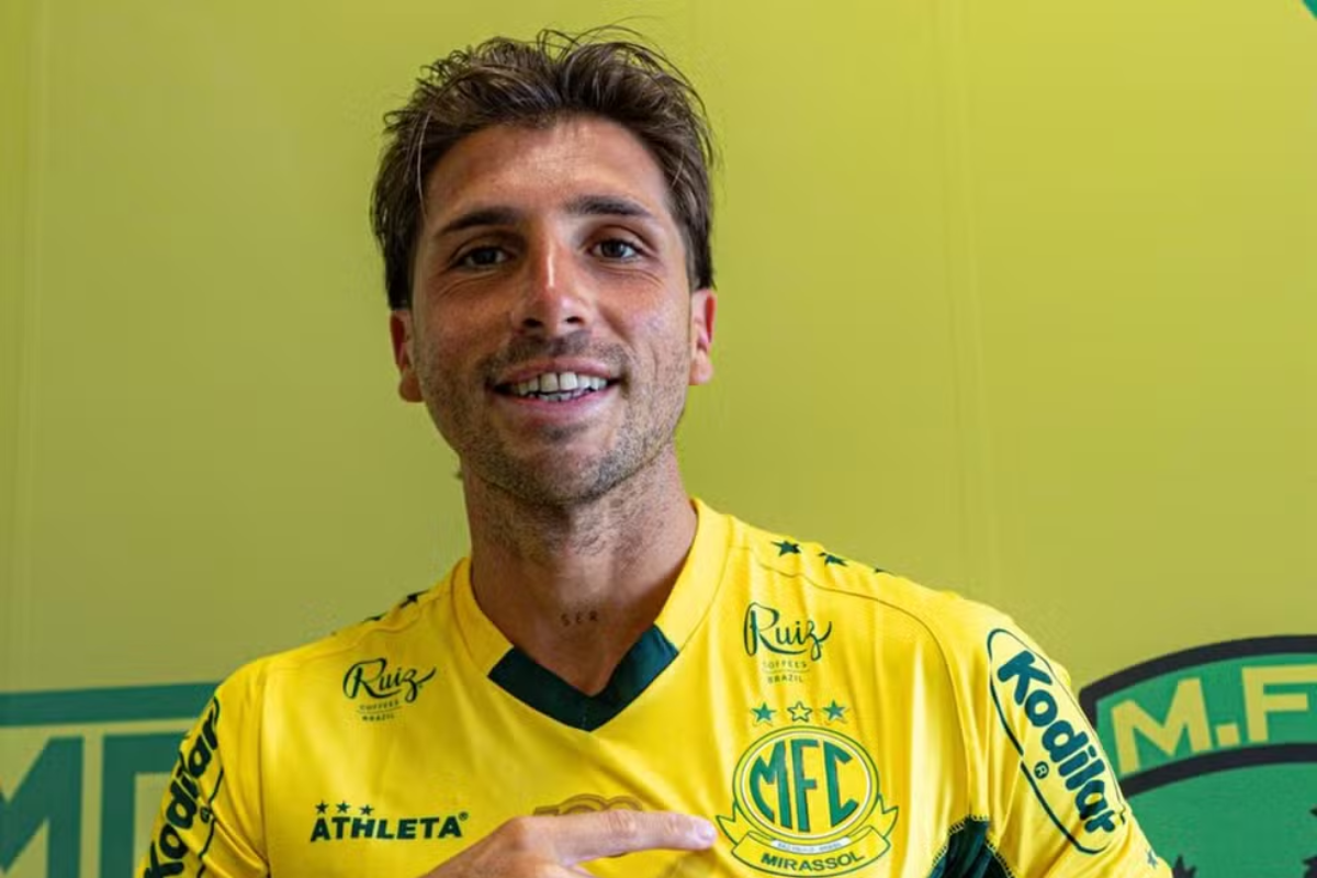 Lucas Mugni com a camisa do Mirassol por JP Pinheiro/Agência Mirassol
