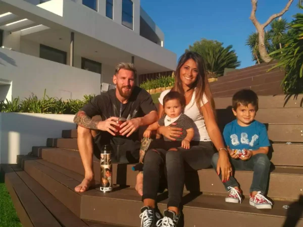 Messi com a esposa e filhos por Reprodução