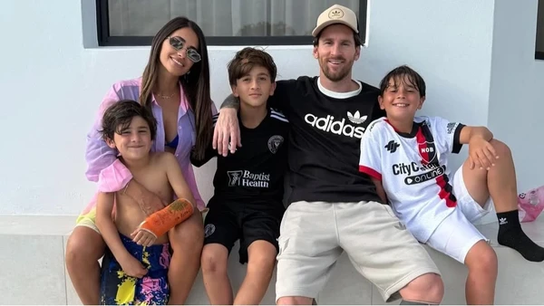 Messi com a esposa e filhos por Reprodução