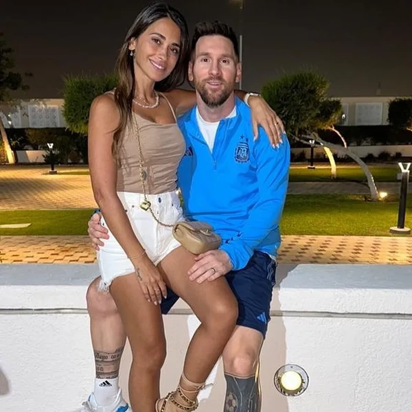 Messi com a esposa e filhos por Reprodução