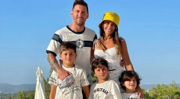 Messi com a esposa e filhos por Reprodução