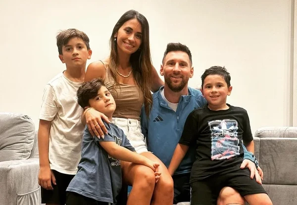 Messi com a esposa e filhos por Reprodução