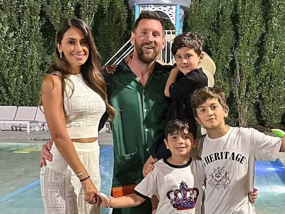 Messi com a esposa e filhos por Reprodução