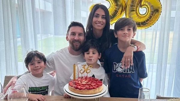 Messi com a esposa e filhos por Reprodução