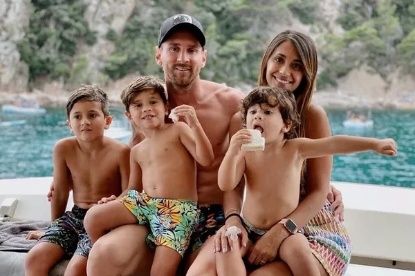 Messi com a esposa e filhos por Reprodução