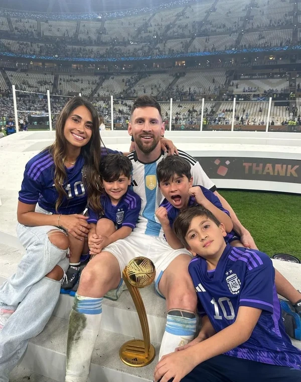 Messi com a esposa e filhos por Reprodução