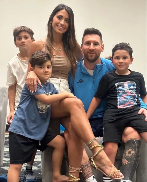 Messi com a esposa e filhos por Reprodução