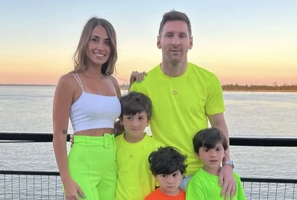 Messi com a esposa e filhos por Reprodução