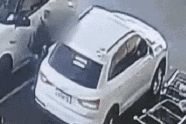 Mulher é sequestrada em estacionamento após fazer compras em supermercado