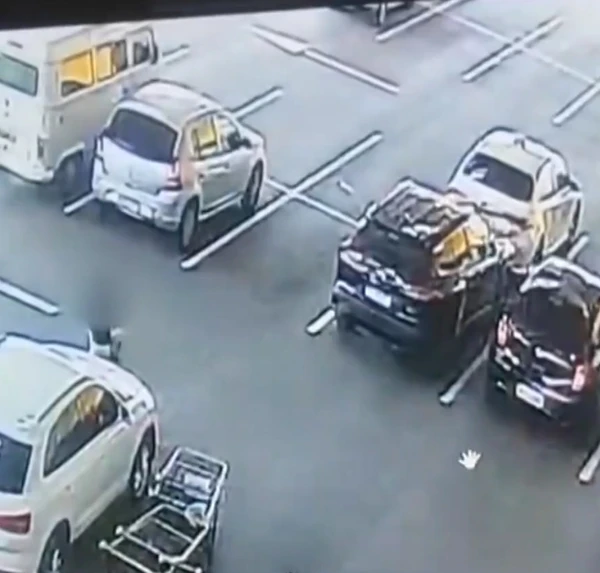 Mulher é sequestrada em estacionamento após fazer compras em supermercado por Reprodução / g1 SP