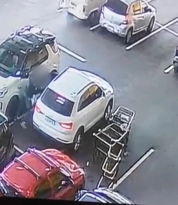 Mulher é sequestrada em estacionamento após fazer compras em supermercado por Reprodução / g1 SP