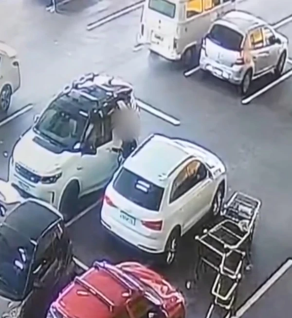 Mulher é sequestrada em estacionamento após fazer compras em supermercado por Reprodução / g1 SP