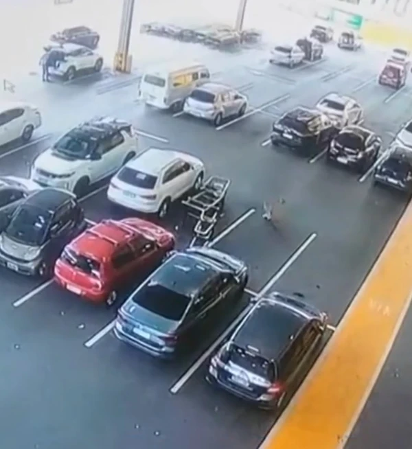 Mulher é sequestrada em estacionamento após fazer compras em supermercado por Reprodução / g1 SP