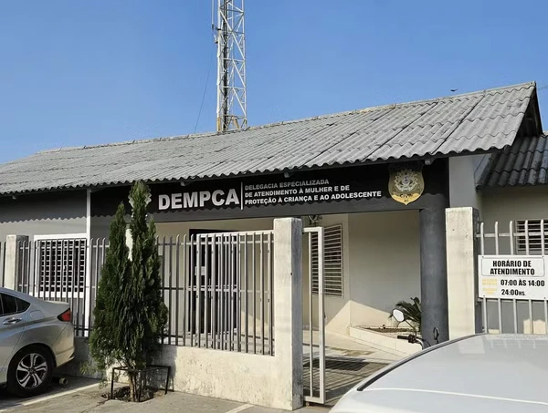 O adolescente está na delegacia aguardando posicionamento do Ministério Público sobre internação