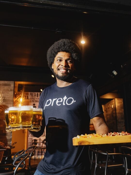 Preto Bar: Chopp Amstel R$ 4,90 - Toda terça, exceto feriados e vésperas, de 17h30 até 23h. Localização: Rua Guillard Muniz, 711, Pituba.  por Divulgação