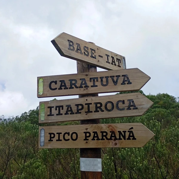 Publicações de amiga que abandonou jovem em trilha são criticadas nas redes por Reprodução