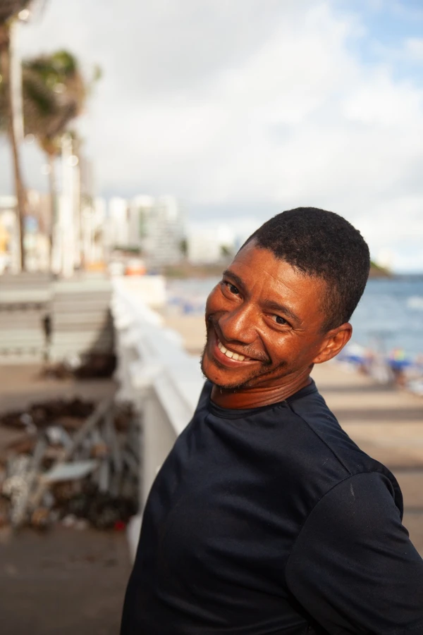 "Robertinho" trabalha na montagem das estruturas, mas já espera para curtir a folia por Sora Maia/CORREIO