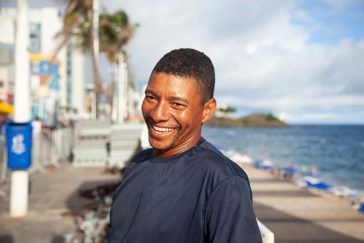 "Robertinho" trabalha na montagem das estruturas, mas já espera para curtir a folia por Sora Maia/CORREIO