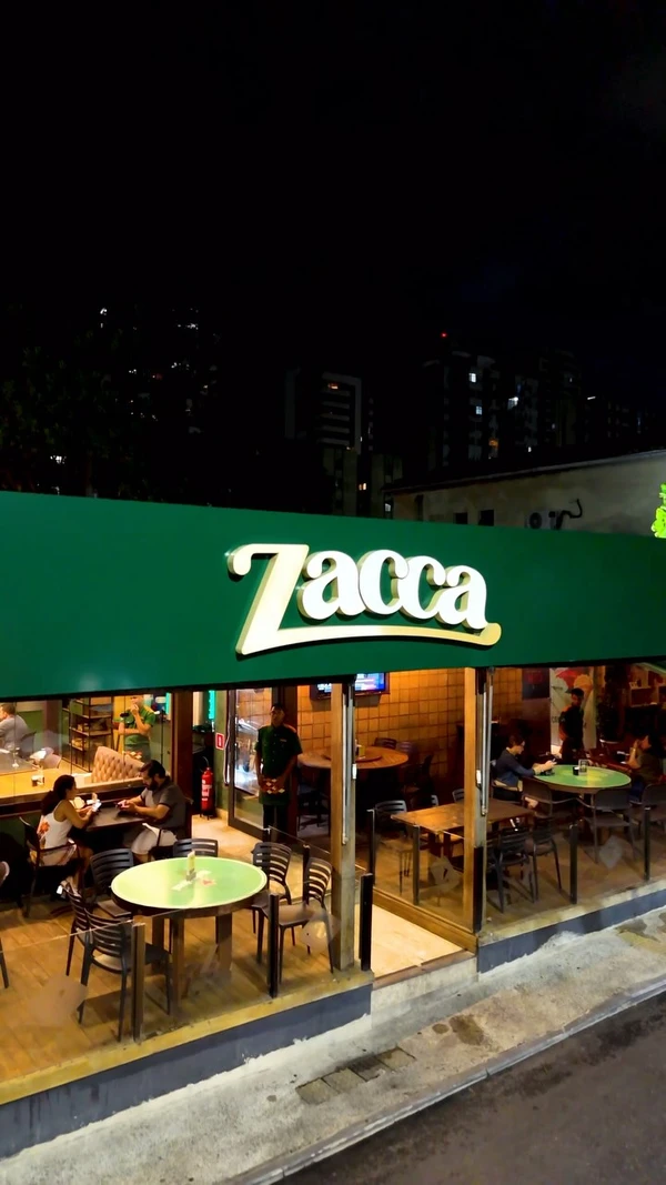 Zacca: Chopp Amstel – R$ 6,90 / Caipiroskas – R$ 11,90 / Gin Tônica – R$ 12,90. Dias e horários: terças e domingos, das 17h30 às 23h (exceto vésperas e feriados). Endereço: Rua das Hortências, 90, Pituba.  por Reprodução
