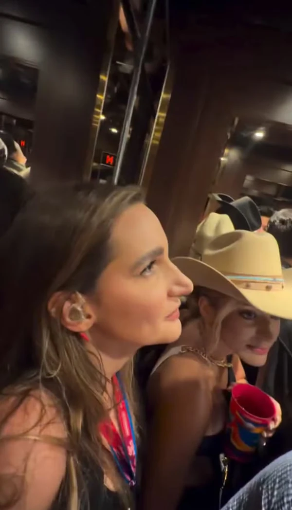 Ana Castela ficou presa em elevador de navio por Reprodução/Instagram