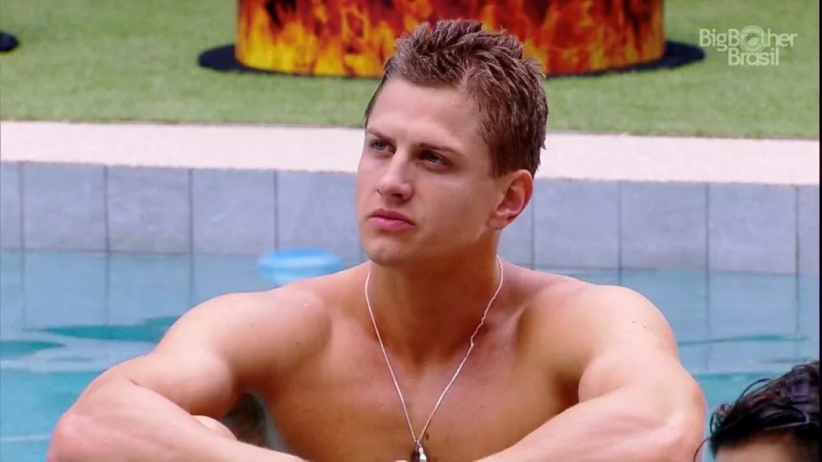 Cancelado no BBB, Lucas Gallina fatura R$ 600 mil por mês com fotos dos pés e R$ 129 pela assinatura mensal  por Reprodução/Redes Sociais 