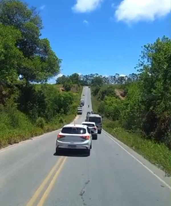 Ônibus despenca em ribanceira por Redes Sociais