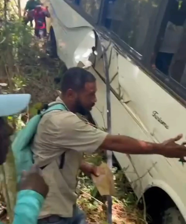 Ônibus despenca em ribanceira por Redes Sociais