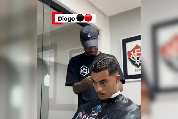 Patrick Maia cortando o cabelo de Diogo Silva