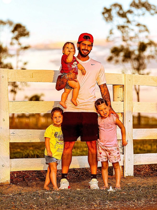 Zé Felipe e os filhos por Reprodução/Instagram