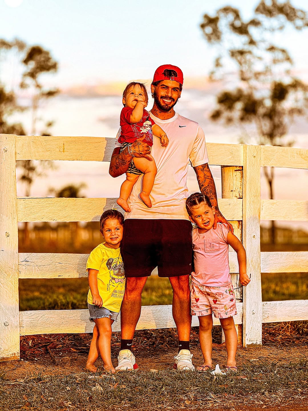 Zé Felipe e os filhos por Reprodução/Instagram