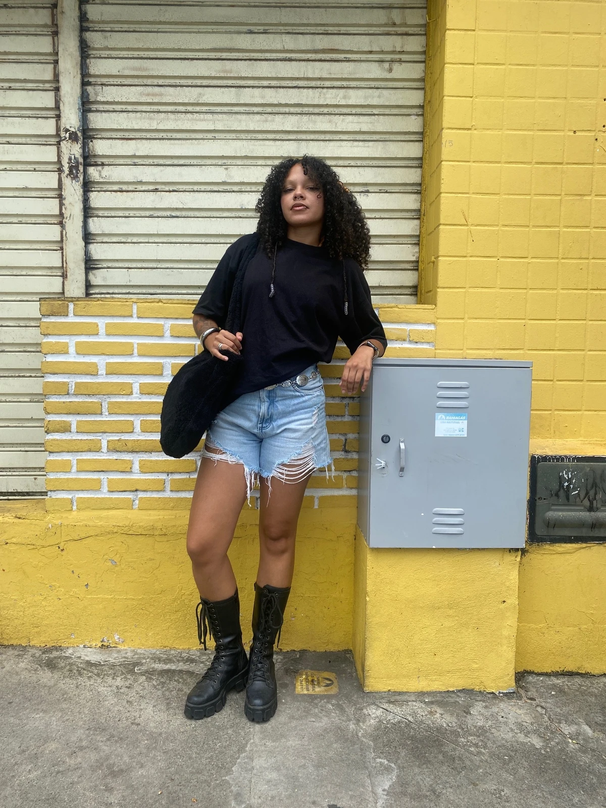  A designer Maby Ribeiro mostra que dá para adotar uma estética fashion rocker