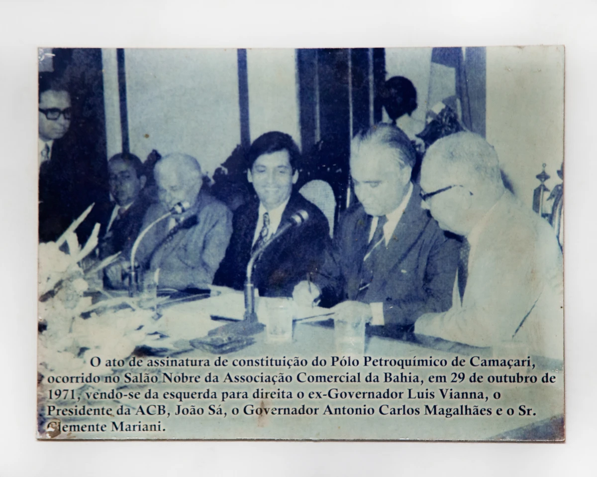 Documento que oficializou criação do Polo  de Camaçari foi assinado na ACB. Na Foto, Luiz Vianna, João Sá, Antonio Carlos Magalhães e Clemente Mariani por Sora Maia/CORREIO