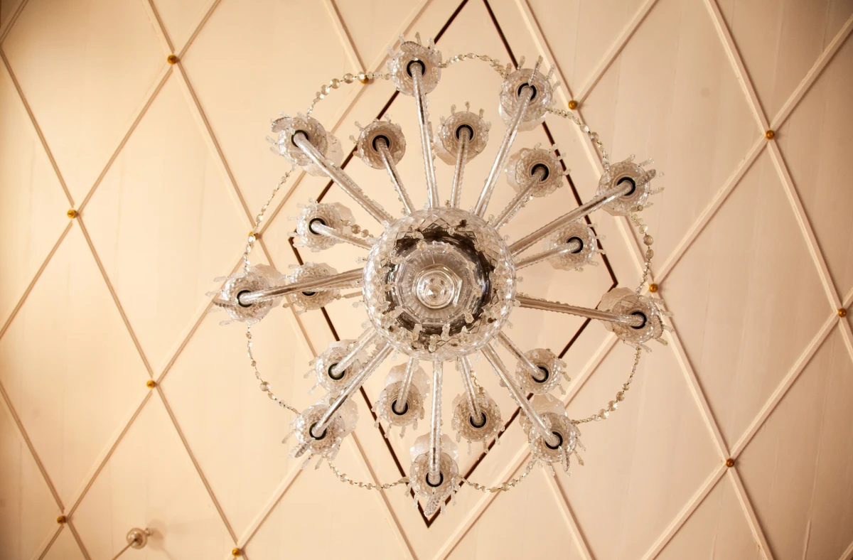 Lustre central no Palácio da Associação Comercial da Bahia, produzido pela antiga fábrica da Fratelli Vitta por Sora Maia/CORREIO