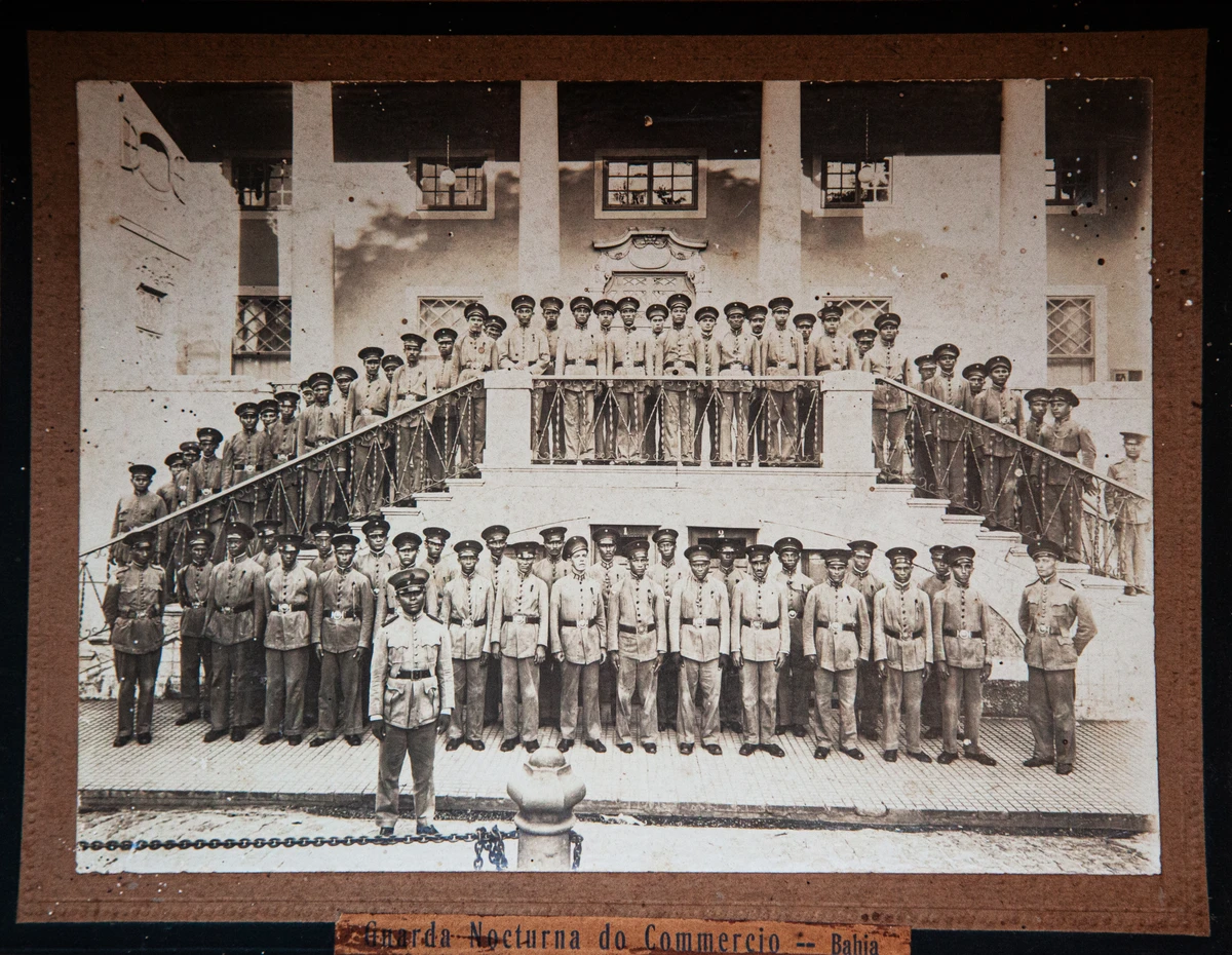 Retrato de parte dos integrantes da Guarda Noturna do Comércio, mantida pela ACB até meados do século passado por Sora Maia/CORREIO