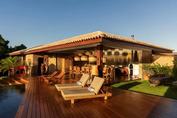 Ivete Sangalo passa férias em casa de luxo em Trancoso com diária de R$ 50 mil após separação por Reprodução