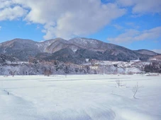 Imagem - O país que mais neva no mundo tem montes de gelo mais altos que casas