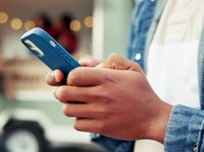 Imagem - Vídeos curtos cansam mais os olhos do que ler no celular; veja como cuidar da visão