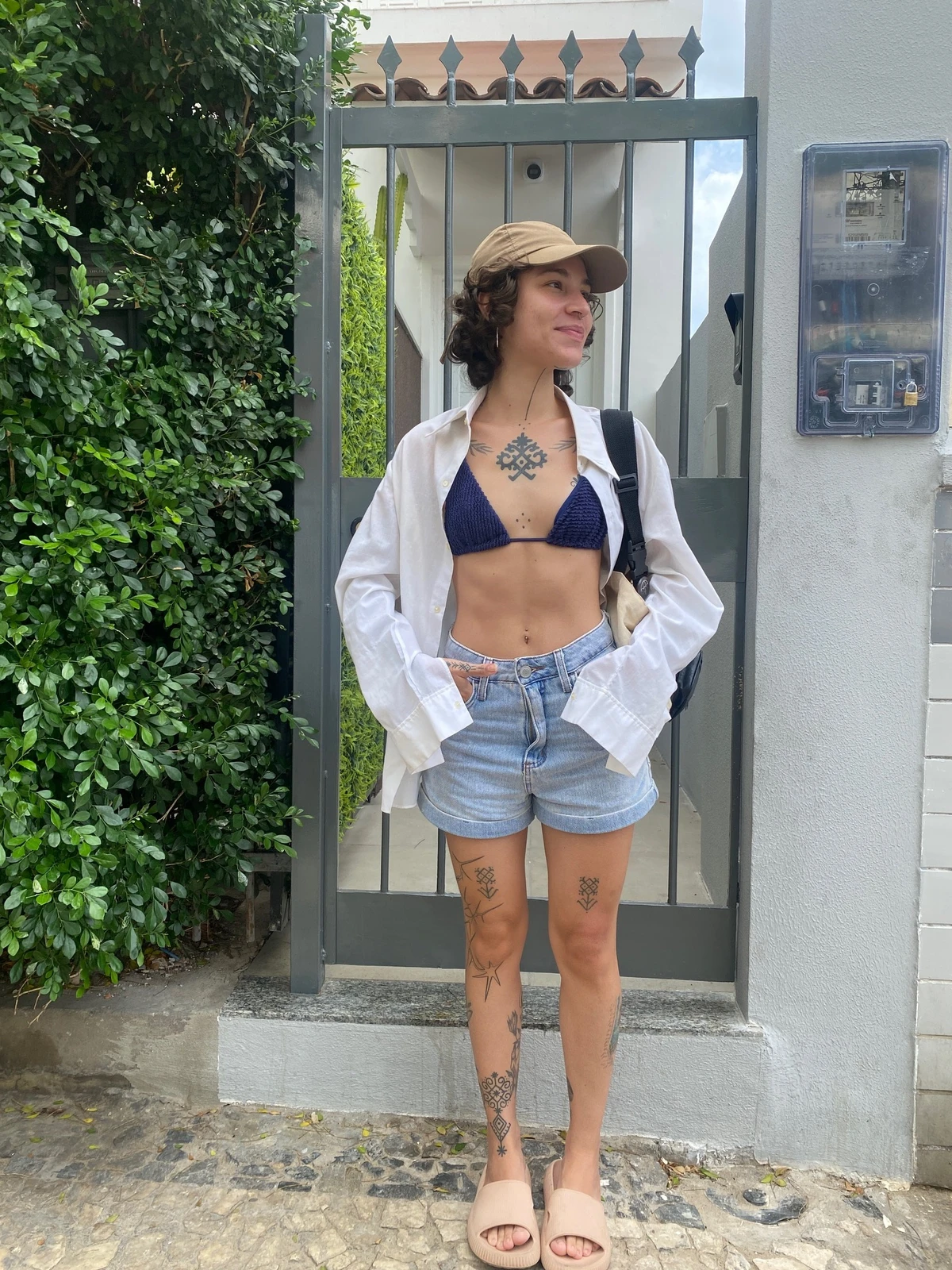 A tatuadora Victória Andrade depois de curtir a praia do Porto da Barra 