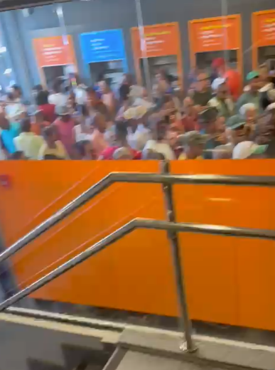 Dezenas de pessoas aguardam atendimento na unidade por Reprodução